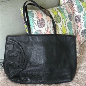 ✨REPOST ✨Tory Burch All T Tote